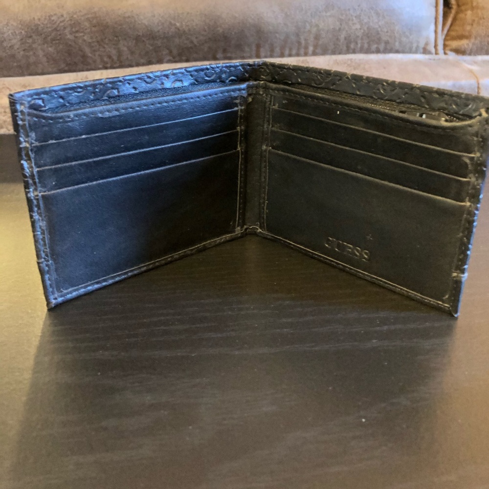 Guess Wallet - Picture 2 of 5